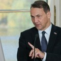Sikorski: SAD malo da promene pristup, mi u Evropi plaćamo oružje a SAD zarađuju