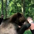 (Video) Ruski boksekrski superstar se rvao s medvedom Mahmudov se priprema za meč protiv Fjurija
