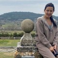Elena Karić pokazala luksuzni dom! Raskoš na sve strane, bazen, a tu je i crna mačka koja simbolizuje...