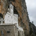 Pravoslavni vernici proslavljaju Svetog Vasilija Ostroškog: Hiljade ljudi u molitvenom sabranju pod Ostrogom