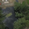 Crna voda, jako neprijatnog mirisa, puni stara korita Zapadne Morave: Meštani strahuju da se ispušta u reku, nadležni ćute