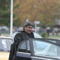 Ima pet razreda osnovne, na vašarima je počeo da peva sa 12 godina, a danas živi u kući od suvog zlata