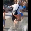 Skiper na plaži udario ženu, uskoro je usledila osveta muža: Snimak tuče sa plaže postao hit zbog NINDžA POTEZA (VIDEO)