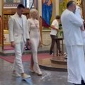 O haljini Saške Đoković koju je nosila na krštenju sina će se tek pričati: Mlada mama pokazala savršenu figuru