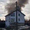 Požar u Železniku: Vatra zahvatila kuću, jedna osoba stradala (video)