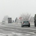 Vozači, oprez: Magla, mraz i snežni nanosi otežavaju vožnju u pojedinim delovima Srbije