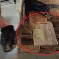 Neviđeno! Srbi ugradili pakete kokaina u daske Policija morala da upotrebi mašine - pogledajte neverovatan snimak! (video)