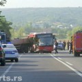 Sudar autobusa i kamiona kod Umke – najmanje jedna osoba poginula, više od 14 povređenih (FOTO)