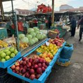 Uporedili smo cene na pijaci i u marketu, voće i povrće približno isto (spisak)