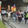 Studenti iz Bujanovca, Vranja, Hana i Surdulice pešače ka Vlasotincu FOTO/VIDEO