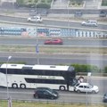 Udes kod Arene u Beogradu: Sudarili se putnički autobus i auto, saobraćaj usporen