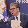 Vučić sa terase Predsedništva: Svaki njihov herojski poziv se završi plakanjem ispred policijske stanice
