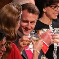 Brižit ga ignorisala, a on namiguje princezi Kejt: O ovoj fotografiji Makrona svi pričaju FOTO