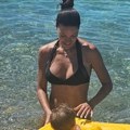 Sanja Kužet u bikiniju na tračice: Voditeljka se skinula, pokazala rasne obline! Otkrila šta radi kada joj sin zaspi: "Haljina…