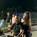 Breskvica na motoru došla na nastup: Budva blokirana nakon pokušaja ubistva, a pevačica pronašla način da dođe do publike…
