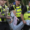Skoro 900 ljudi uhapšeno u Londonu nakon nasilnih protesta Policija ne trpi brutalnosti (foto/video)