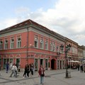 Kome Novi Sad plaća skoro 100.000 evra za uklanjanje žvaka sa centralnih gradskih ulica?