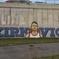 Kirković! U Beogradu osvanuo mural posvećen tragično ubijenom Čarliju Kirku (foto/video)