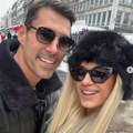Anja Mit sa partnerom prošetala centrom prestonice: Pokazali kako uživaju, on gura sina u kolicima "Knez je sada još lepši"