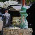El Menčo ispraćen u zlatnom kovčegu uz muzičare: Luksuzna sahrana ozloglašenog narkobosa, na pogrebu veliki broj pripadnika…