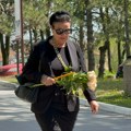 Snežana Savić stigla na groblje: U crnini i sa belim ružama, došla da isprati Čedinu suprugu na večni počinak