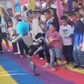 Šok u Kini: Humanoidni robot udario dete nogom u stomak! (video)