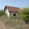"Nije dolazila dok joj otac bio živ, nije ga volela, sad kuću hoće da proda" Meštani iz rodnog mesta pevačice opleli: Misli da…