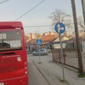 Jedan običan letnji dan u Kragujevcu: Vozovi prolaze, rampe podignute, građani potpisuju peticiju (VIDEO)