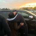 Stoja se ljubi sa mužem pred svima na aerodromu: Dočekao je u moćnom džipu, pa usledili vreli zagrljaji i poljupci na parkingu…