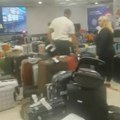 Koferi na sve strane, putnici zbunjeni: Objavljen snimak gužve sa prtljagom na beogradskom aerodromu, evo šta je razlog…