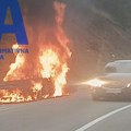Buktinja na magistralnom putu kod Nove Varoši: Zapalilo se a potom potpuno izgorelo putničko vozilo, vatrogasci jedva uspeli…