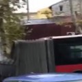 Prepolovio se autobus GSP-a "Harmonika" pukla na pola, jeziva scena kod Mašinskog fakulteta (VIDEO)