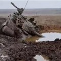 Veliki plen ruske vojske! Poljski tenk se zaglavio u blatu, pa ga Rusi pokupili (video)