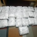Filmsko hapšenje u Kuršumliji: Policija zaustavila "pežo", pa u gepeku našla skoro 30 kila droge: Osumnjičeni ovako…