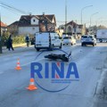 Motor oboren, kaciga na trotoaru: Žestok sudar dvotočkaša i kombi vozila na periferiji Čačka, povređen mladić star 18…