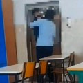 Učenik nasrnuo na nastavnika! Skandalozan snimak tuče iz škole u Podgorici (video)