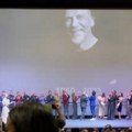 (Video) Gromoglasni aplauz pokojnom lauševiću i meti jovanovskom Nakon premijere filma "Ruski konzul" publika odala počast…