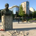 Obrušio se deo spomenika Dimitriju Tucoviću na Slaviji FOTO/VIDEO