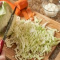 Greška koja uništava kupus salatu - TRIK je u sastojku koji se dodaje na samom kraju