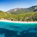 Haos na grčkom ostrvu popularnom među srpskim turistima: Na ovoj plaži su zabranjeni suncobrani i ležaljke, ali ljudi…