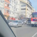 Gori automobil na čukarici: Na terenu vatrogasci i policija