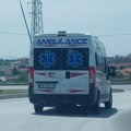Težak udes u centru Batajnice: Automobil potpuno uništen, delovi rasuti po putu (foto)