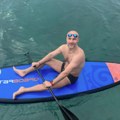 Sofronijević na jednoj ruci na dasci u vodi, a na ramenu drži bicikl Ovako Aca izgleda bez majice, doveo telo do savršenstva…