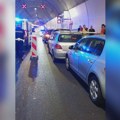 (Foto) lančani sudar u tunelu Laz Povređeno troje ljudi, saobraćaj usporio na Milošu Velikom