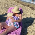 Mirjana objavila fotku kako doji dete na plaži u Grčkoj, Srpkinje je odmah napale, šta joj sve nisu poručile: "Nisi veća majka…
