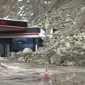 VIDEO Odron kod Zvornika: Velika količina kamenja pala na benzinsku pumpu