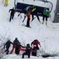 (Uznemirujuće) nova drama na žičari! Dete visi sa sedišta, okupljeni pritrčavaju da mu pomognu da se sputi (video)
