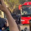 Skandal u Barseloni: Huligani napali autobus Atletiko Madrida i polupali stakla