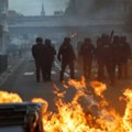Drama u Francuskoj, direktor škole poliven benzinom: Studenti zapalili ulice, haos na svakom koraku (video)
