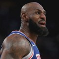 "Šta pričaš ti?": Lebron ušao u klinč sa navijačem usred meča, psovao i imao burnu reakciju u hramu košarke VIDEO